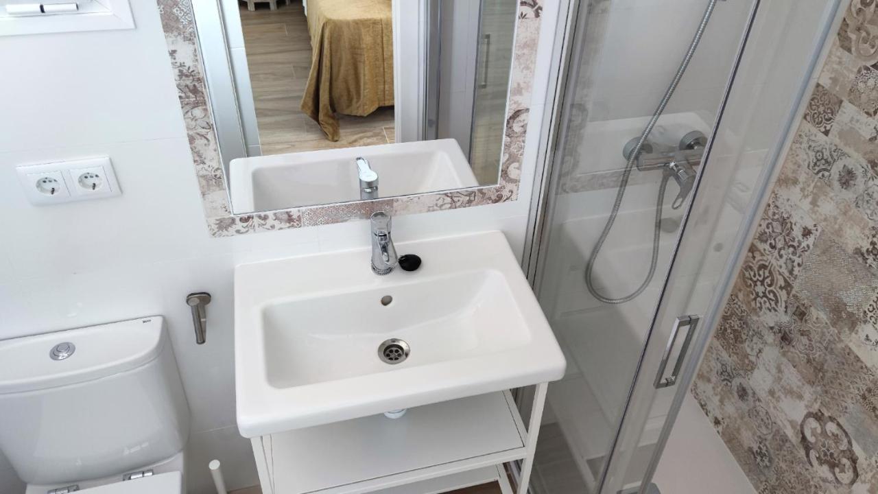 Hostal La De Lola Bolonia